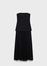 Vestido negro de fiesta, largo midi, con escote palabra de honor, corte ajustado en el busto y falda plisada con vuelo. Incluye forro interior y cierre lateral con cremallera.