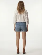 Short de jean azul oscuro, marca Royalty, con pretina con pasadores, botón y cierre. Delantera y trasera con bolsillos. Ruedo con dobladillo.