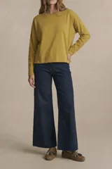 Remera oversize de manga larga color mostaza, confeccionada en algodón peinado con efecto lavado.