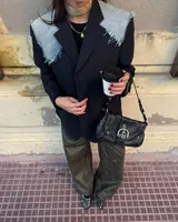 Blazer negro a rayas con solapas de denim deshilachado.