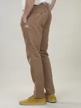 Pantalón jogger color gris claro confeccionado en mezcla de lino y algodón. Diseño liviano, fresco y cómodo, con calce comfort y cintura elástica con cordón ajustable.