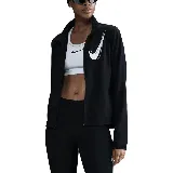 Campera deportiva negra con cierre frontal, cuello alto y logo Nike estampado en blanco en el pecho.