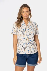 Camisa de manga corta con cuello camisero y estampado floral.