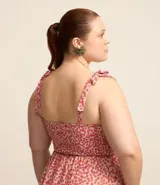 Vestido midi plus size de tule con estampado floral, escote recto, breteles con lazo y busto con lastex.