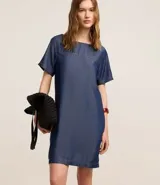 Vestido corto azul denim de liocel, con cuello redondo, mangas cortas y corte recto.