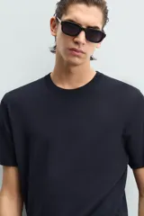 Camiseta de hombre de punto con mezcla de viscosa, a rayas horizontales blancas y azul marino. Tiene cuello redondo, manga corta y terminaciones en rib.