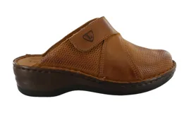 Zuecos negros de cuero sintético con plantilla acolchada, suela de goma y detalle de perforaciones en la capellada.