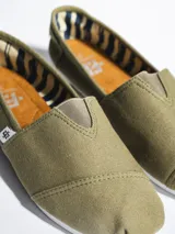 Alpargatas grises de lona con suela de goma blanca.