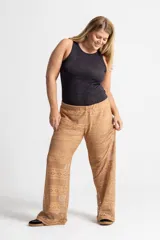Pantalón de viscosa color beige con textura de crochet, tiro medio-bajo, elástico en la cintura y culotte incluido.