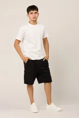 Bermuda cargo negra de gabardina con licra, corte a la rodilla y bolsillos laterales tipo cargo.