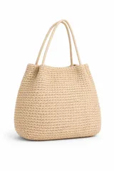 Bolso tipo tote bag de rafia tejida color beige, con asas dobles.