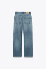 Pantalón de jean gris de corte recto, tiro alto y largo hasta el tobillo.