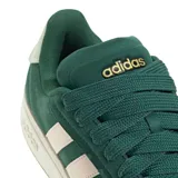 Championes Adidas Grand Court Alpha de gamuza color verde oscuro con las tres tiras laterales en color crema.