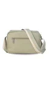 Bandolera de símil cuero color verde menta, con apertura central de cierre, bolsillo principal con cierre metálico y bolsillo frontal con tapa y broches magnéticos. Incluye bolsillos internos y posterior, y correa de galón combinada larga y regulable.