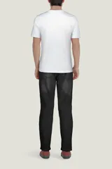 Remera color tostado de manga corta, corte holgado y cuello redondo. Estampado pequeño de hongos y texto en el frente.