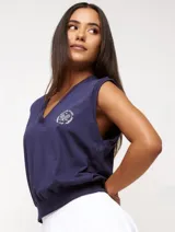 Musculosa negra con cuello en V y logo estampado en el pecho con dos raquetas de tenis cruzadas y la leyenda "Match Point".