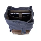 Mochila negra de tela canvas con detalles en símil cuero marrón, cierre superior marinero, bolsillos internos y externos con cierre metálico, asas rígidas y correas ajustables.