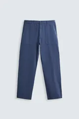 Pantalón de hombre color azul marino, de corte recto (straight fit), confeccionado en tela canvas de algodón. Presenta bolsillos frontales de plastrón y bolsillos traseros de plastrón con solapa.