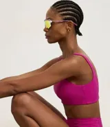 Top deportivo de microfibra color fucsia, con tirantes anchos fijos y copa incorporada.