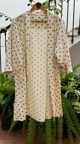 Kimono largo color crudo con estampado de lunares marrones, con mangas 3/4 y bolsillos laterales.