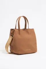 Bolso de mano Bimba y Lola modelo Chihuahua L, color marrón, con doble asa de mano y asa bandolera de tejido. Cierre con botón de presión, logo metálico y acabados plateados.