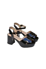 Sandalias de charol negro con plataforma de cuero, taco de 7 cm y plataforma de 2,5 cm.