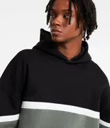 Buzo masculino con capucha, confeccionado en algodón y poliéster. Presenta diseño a rayas y bloques de color, con mangas largas ajustadas.