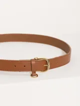 Cinturón marrón de cuero vacuno liso con hebilla y puntera metálica dorada. Aplique de mini lipstick y medialuna.