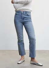 Jeans flare crop de tiro alto, en tejido de algodón reciclado, con diseño elástico y bajo deshilachado.