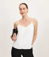 Blusa blanca de viscosa con breteles finos y escote en pico.