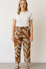 Pantalón marrón con estampado de hojas en blanco y celeste, de corte recto y cintura elastizada.