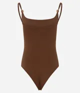 Body femenino color marrón oscuro, ajustado, con escote en U y tirantes dobles finos. Los tirantes tienen un adorno tipo cuenta de carey. El tejido es texturizado.