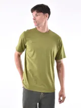 Remera verde oliva de corte recto y mangas cortas.