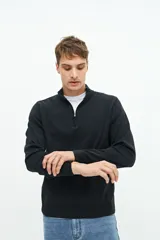 Buzo de punto color gris claro con medio cierre, cuello alto y logo bordado.