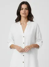 Camisa larga blanca de algodón con cuello en V, mangas 3/4 y cierre de botones.
