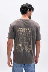 Remera de manga corta color gris oscuro con estampa frontal con la frase "Sidewalk Cafe".