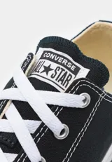Zapatillas Converse Chuck Taylor All Star Lift Platform, color negro con plataforma blanca y cordones blancos.