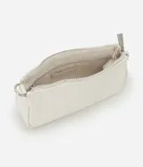 Cartera baguette color blanco con textura croco, asa corta de cadena plateada y cierre de cremallera.