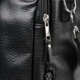 Bolso matero negro de símil cuero con logo estampado. Tiene doble asa de mano y correa bandolera regulable y desmontable. Cuenta con cierre principal, dos bolsillos externos con cierre, un bolsillo interno con cierre y dos bolsillos internos abiertos. Tiene compartimentos especiales para notebook y accesorios de mate.