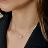Conjunto de collar y aros en plata 925 con circonias. El collar tiene una cadena de 45cm de largo y un dije de 7mm de diámetro por 4mm de alto.