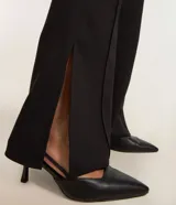 Pantalón de viscosa con corte flare, cintura alta, sin estampa, con frisos delanteros y abertura lateral en el bajo.