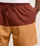 Bermuda de baño masculina confeccionada en microfibra, con cintura elástica, cordón ajustable, bolsillos laterales y trasero con cremallera, y estampado bicolor.