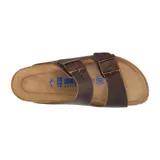 Sandalias Birkenstock Arizona con plantilla suave, confeccionadas en cuero aceitado color habana, con dos correas ajustables con hebillas metálicas.