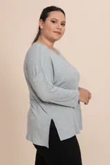 Remera manga larga gris melange de tejido de punto canalé.