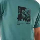Remera verde de manga corta con estampa frontal de una ola y el logo de Rip Curl.
