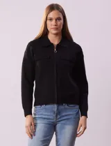 Cárdigan tejido negro con cuello con solapa y abertura central con cierre. Delantera con bolsillos simulados.