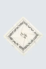 Pañuelo bandana cuadrado de algodón color crudo con estampado de cachemira en negro.