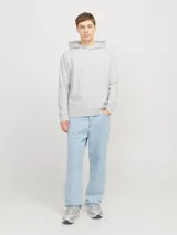 Buzo canguro gris con capucha, de manga larga y corte regular. Tiene el logo de la marca bordado en el pecho.