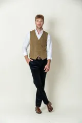 Chaleco de tweed marrón con diseño a cuadros, cierre frontal con botones dorados y dos bolsillos delanteros.