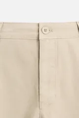 Pantalón chino azul marino, corte skinny fit, confeccionado en tejido de algodón con elasticidad. Cuenta con bolsillos frontales y traseros de vivo. Cierre frontal con cremallera y botón.